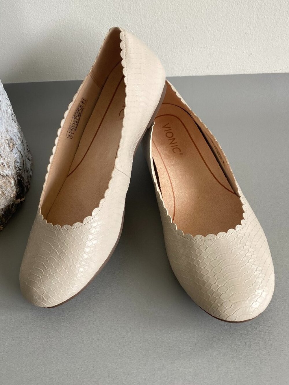 Vionic Julieta Sz 9 W Scalloped Flats Snake Embossed Neutral Ivory Cream Flats